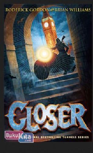 Cover Buku Closer : Petualangan Maut Melewati Gravitasi Nol